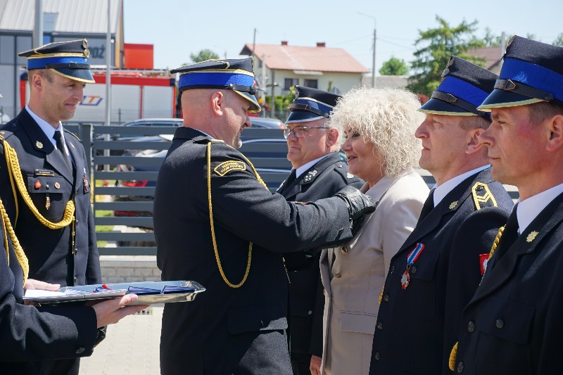 Zastępca komendanta wojewódzkiego PSP st. bryg. Taomasz Cybul odznacza senator Marię Koc Brązową Odznaką Zasłużony dla Ochrony Przeciwpożarowej.