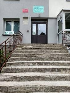 Stan schodów prowadzących do Ośrodka Zdrowia w Bojmiu może stwarzać zagrożenie dla pacjentów. Fot. ZJ