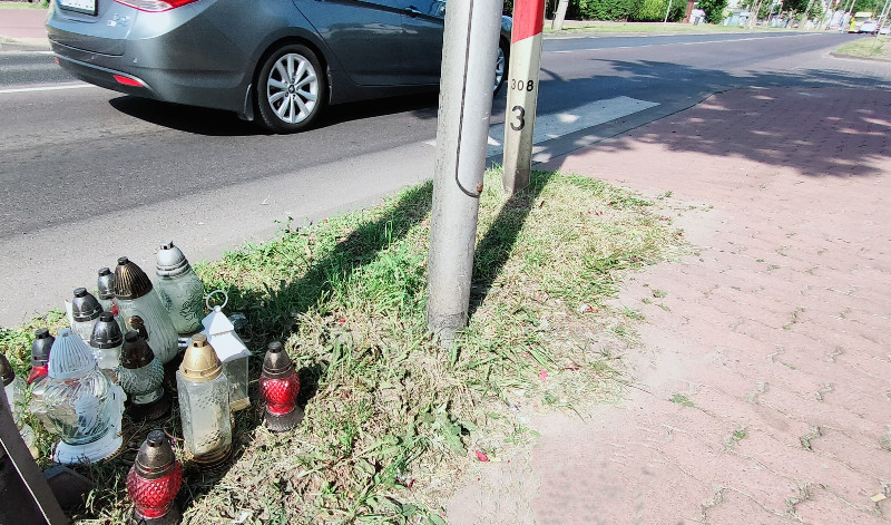 Znicze na pzejściu dla pieszych w pobliżu skrzyżowania ul. Wolności i ul. 8 Sierpnia w Sokołowie Podlaskim 