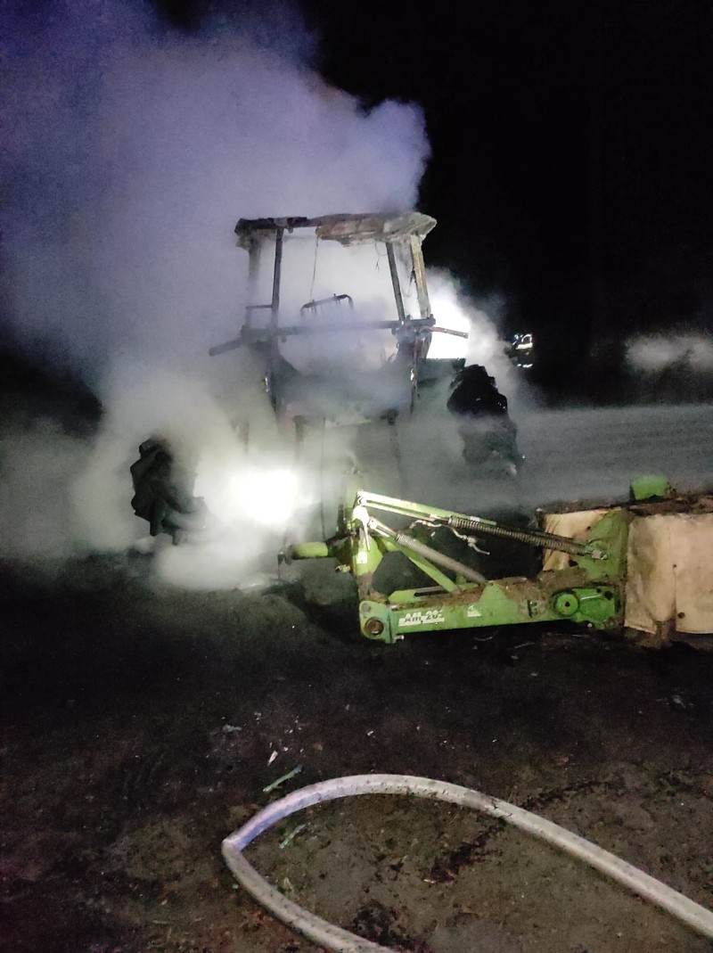 Pożar ciągnika, fot. OSP KRSG Sadowne