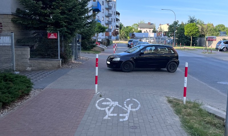 Ścieżka rowerowa to nie parking! Na ul. Nowy Świat kierowcy chyba o tym zapomnieli. Fot. Czytelnik