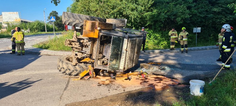 Przewrócony traktor w miejscowości Nowy Bartków. Fot. Czytelnik