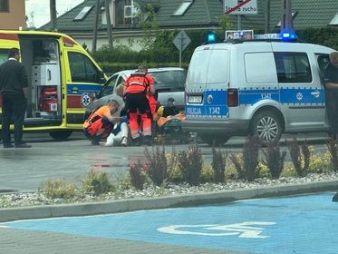 64-latka, wyjeżdżając z parkingu, potrąciła mieszkankę gminy Siedlce. Poszkodowana trafiła do szpitala. Fot. Czytelniczka 