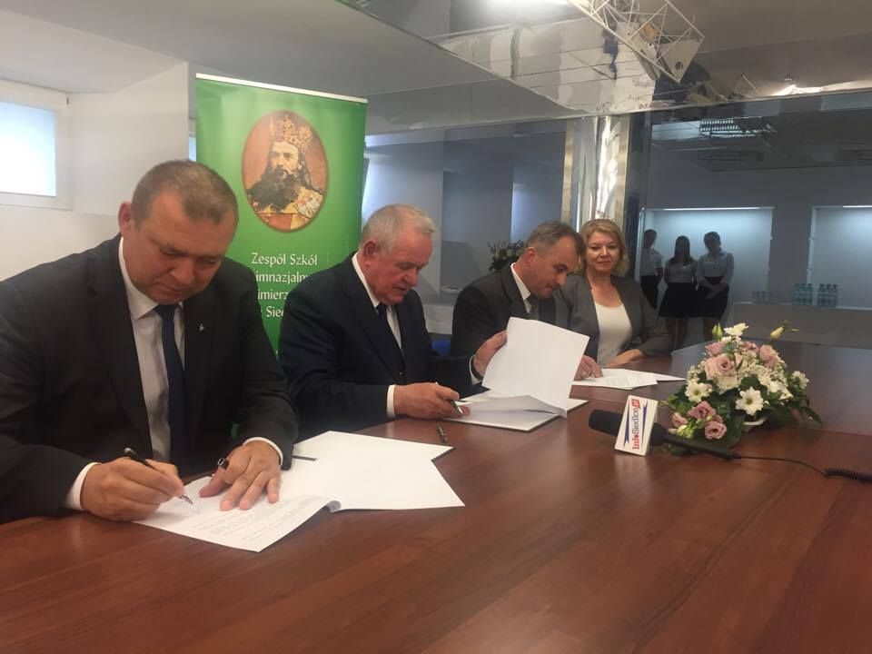 Podpisanie porozumienia. Od lewej: Andrzej Hojna, Wojciech Kudelski, Leszek Rozbicki i Małgorzata Szymanik Kruk.