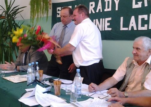 W podziękowaniu od przewodniczącego Rady Gminy Stanisława Strzały wójt dostał bukiet kwiatów. 
