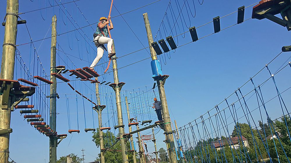 Sekretarz redakcji „TS” Mariola Zaczyńska wykonuje skok Tarzana. fot. MZ