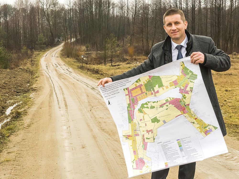 Ireneusz Wyszyński: Zgodnie z planem ta żwirowa droga zostanie poszerzona. Fot. Janusz Mazurek