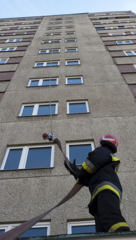 Młodszy brygadier Andrzej Zabijak: Podczas akcji w wysokich budynkach strażacy używają zwykłych węży.