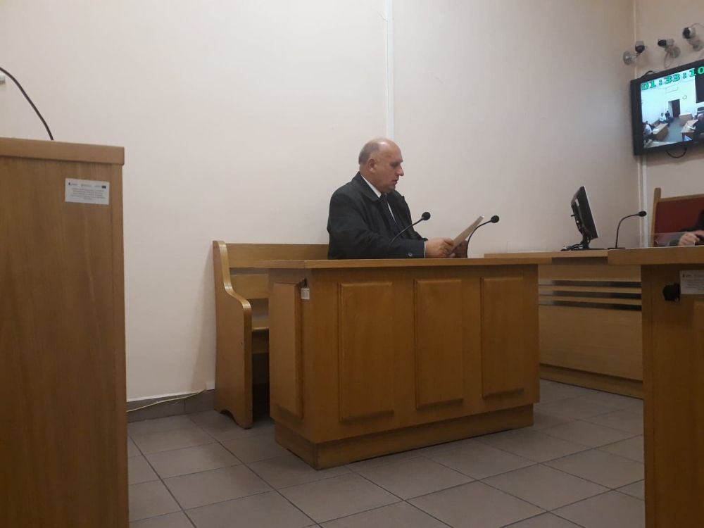 Henryk Brodowski słucha uzasadnienia wyroku