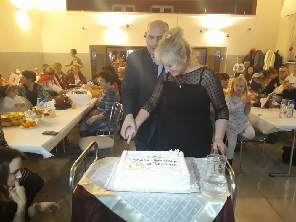 Urodzinowy tort pokroili wójt gminy Siedlce Henryk Brodowski i dyrektor Małgorzata Bednarczuk