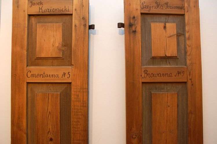 Na okiennicach można odczytać nazwiska dawnych mieszkańców Siedlec oraz adresy, pod którymi mieszkali, fot. W. Bobryk
