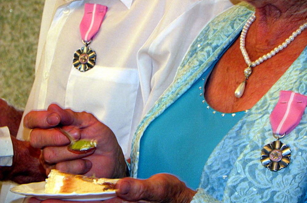 Z okazji jubileuszu 50-lecia pożycia małżeńskiego pary małżeńskie otrzymują medale od prezydenta RP. Fot. PGL