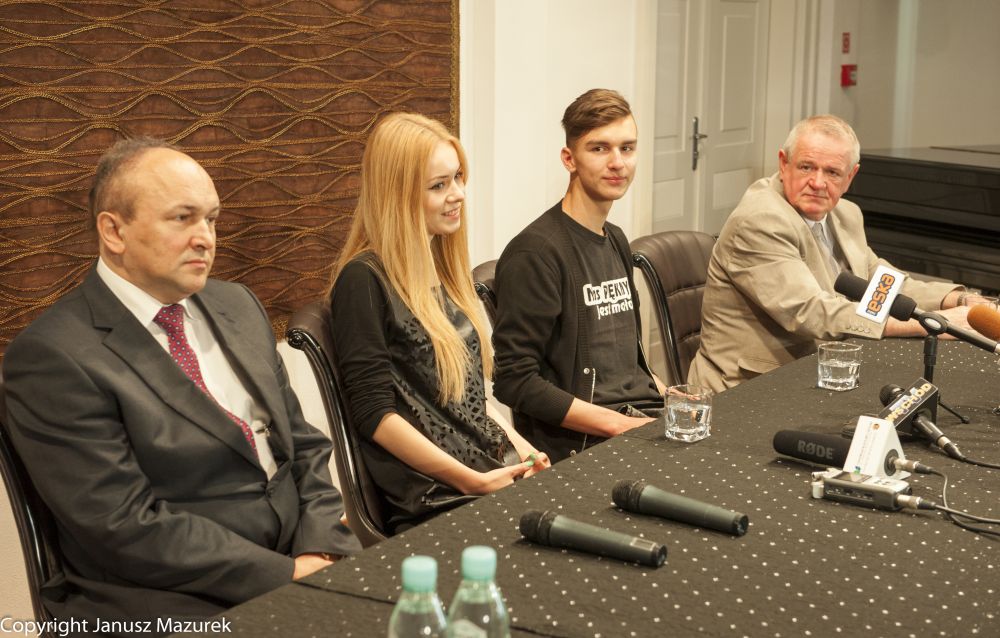 Dariusz Węglewicz (reprezentował córkę Olę, biorącą udział w zgrupowaniu przed koncertem), Iza Radzikowska i Piotr Gozdek (czyli Peterbeth) i Wojciech Kudelski podczas konferencji prasowej. Fot. Janusz Mazurek