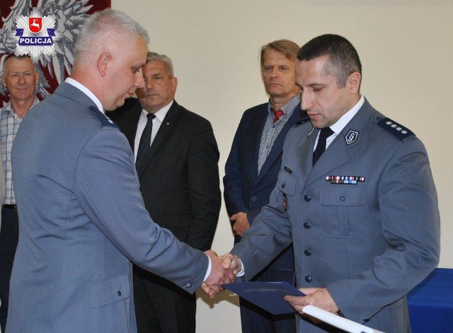 Nadkomisarz Leszek Misiak (z lewej) obejmuje funkcję komendanta łukowskiej policji fot. KWP Lublin