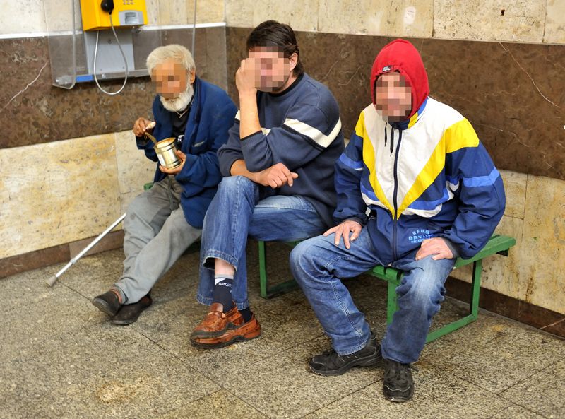 Bezdomni koczujący na siedleckim dworcu PKP. fot. J. Mazurek