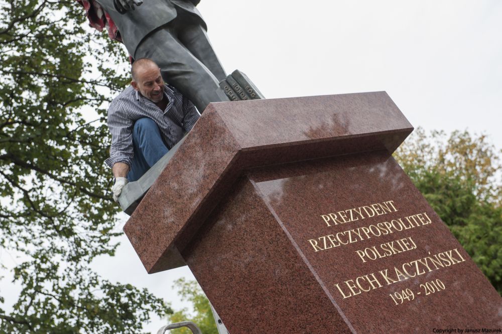 W ubiegłym tygodniu na postumencie z ukraińskiego granitu ustawiono odlaną z brązu postać Lecha Kaczyńskiego. Teraz trwa zagospodarowywanie placu wokół pomnika, jego odsłonięcie niebawem.  Fot. Janusz Mazurek