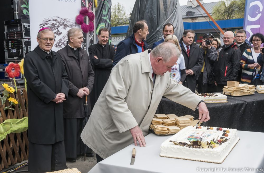 Urodzinowy tort.  Zdjęcia Janusz Mazurek