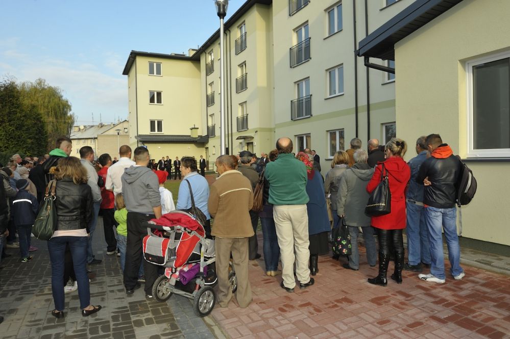 Lokatorzy podczas wręczania kluczy do nowych mieszkań. Fot. J. Mazurek