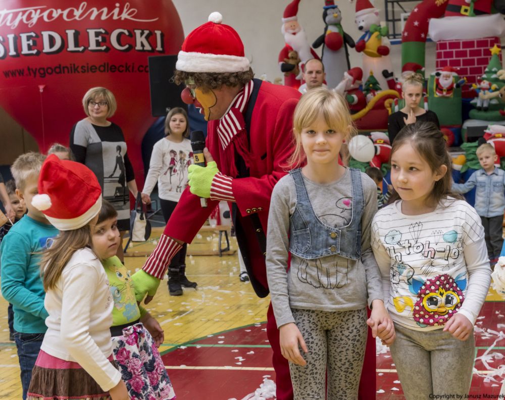 W czasie zabawy z Mikołajem. Fot. J. Mazurek