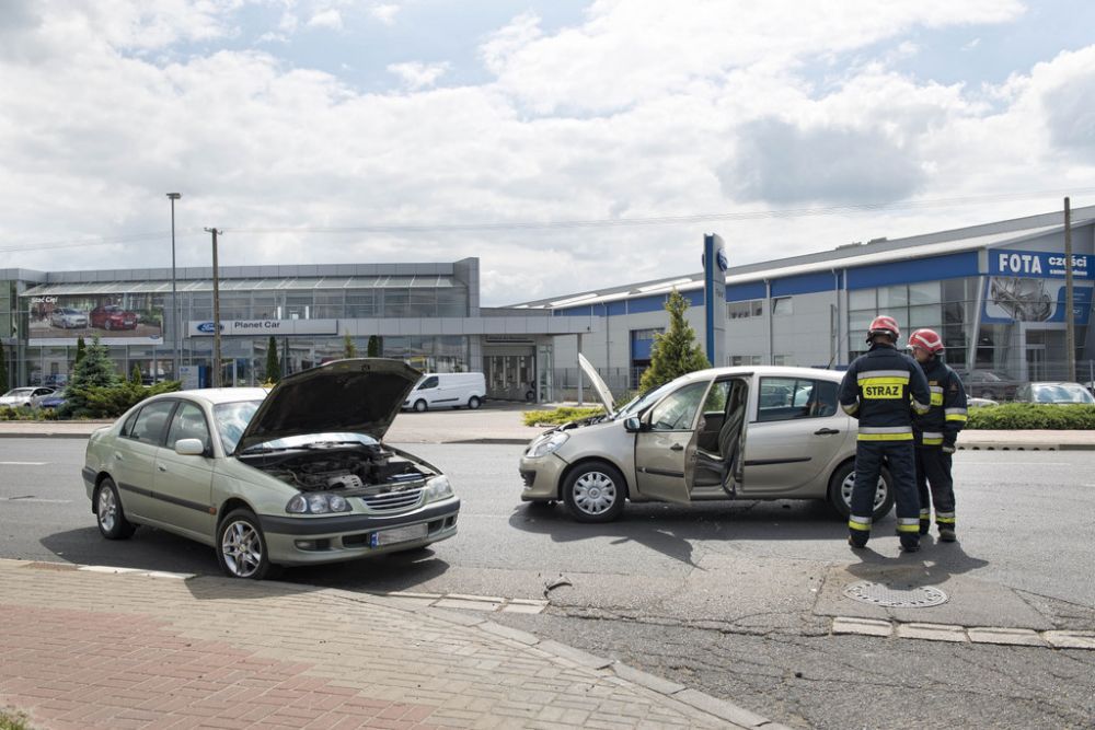 Dwa rozbite samochody po wypadku na ul. Brzeskiej w Siedlcach. Fot. Aga Król