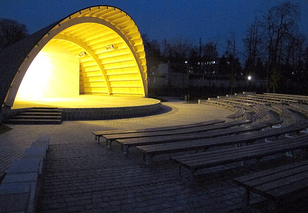 Łukowski amfiteatr ładnie prezentuje się zarówno po zmierzchu, jak i w dzień. Fot. PGL