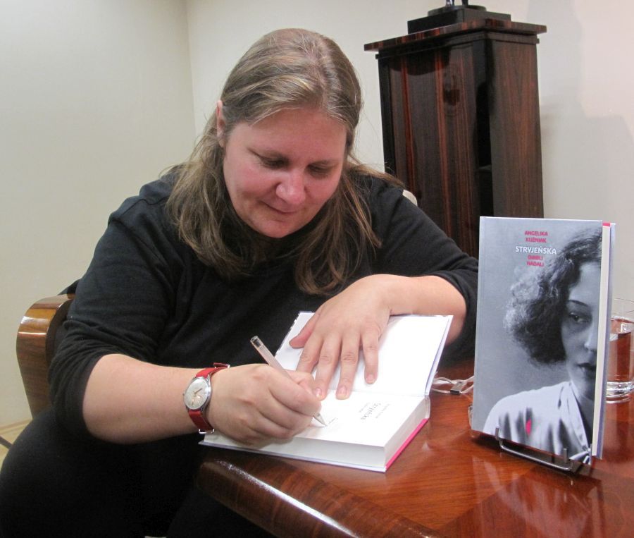 Angelika Kuźniak podpisuje swoją najnowszą książkę, fot. Ana
