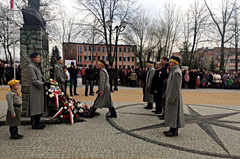 Uroczystości uczczenia 185 rocznicy bitwy pod Stoczkiem. Na zdjęciu składanie wieńców i kwiatów pod pomnikiem gen. J. Dwernickiego. Fot. J. Pycka