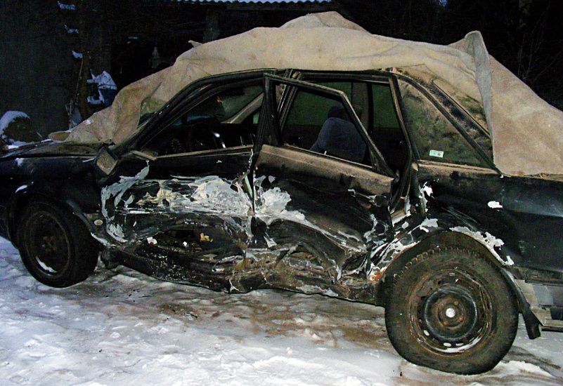 Samochód marki Audi, który w wypadku w Sięciaszce został uderzony w bok od strony kierowcy, nadaje się do kasacji. Jego właściciel doznał urazu głowy, kręgosłupa, złamania miednicy i poważnych stłuczeń organów wewnętrznych. Fot. PGL