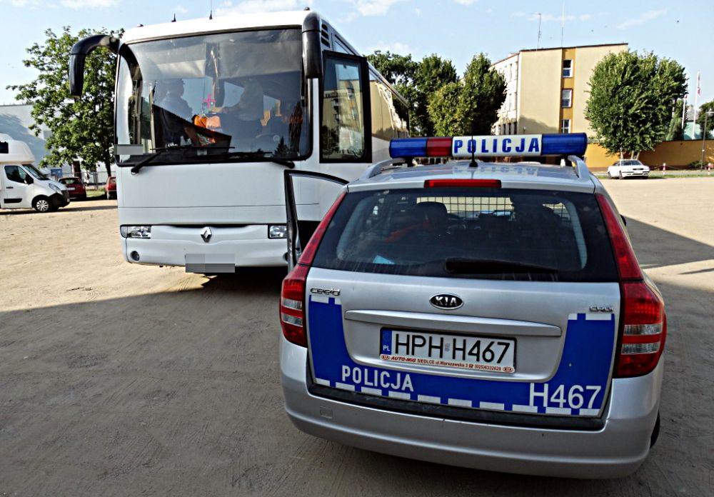 Policja może skontrolować każdy autokar, którym maja na szkolne wycieczki podróżować dzieci i młodzież. Fot. Arch KPP w Węgrowie