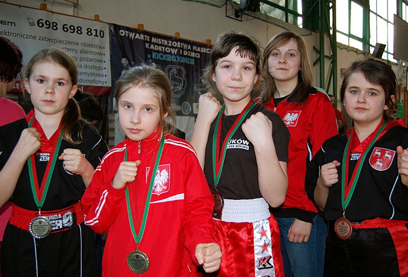 Kadeci z sekcji kickboxingu PTS Łuków: (od lewej) Eliza Głuchowska,  Marta Pawlikowska, Martyna Czerepińska, Aleksandra Goławska i Karolina Matejek. Fot. Z. Pawlikowski
