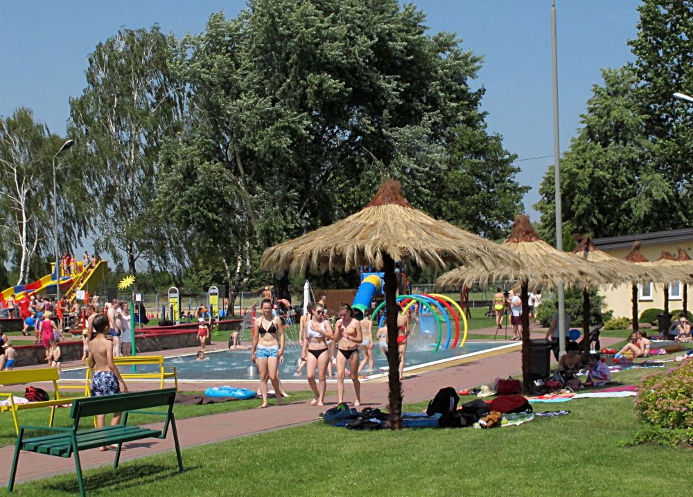 Łukowska pływalnia letnia to estetyczne i bezpieczne miejsce do aktywnego spędzania wolnego czasu w upalne, letnie dni. Fot. PGL