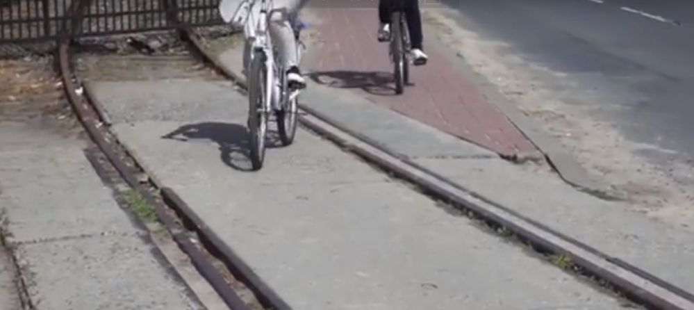 Rowerzyści, którzy przejeżdżają przez przejazd kolejowy na ulicy Składowej często ulegają wypadkom