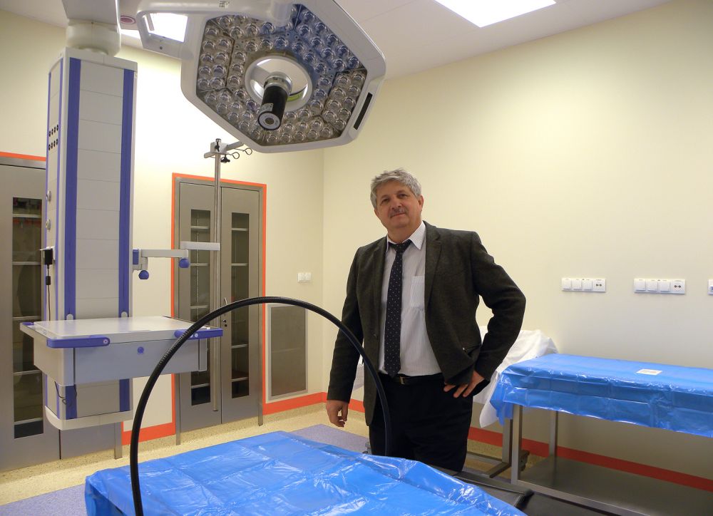 Dyrektor szpitala Artur Skóra 
w jednej z sal nowego bloku operacyjnego