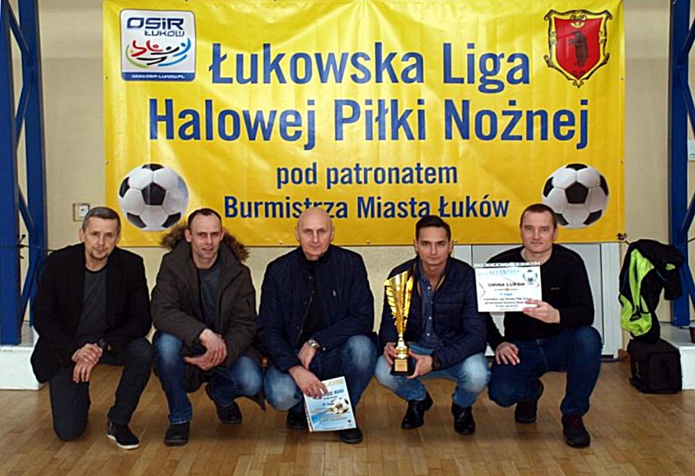 Część reprezentacji, która dla gminy Łuków wywalczyła brązowy medal w 14 edycji Łukowskiej Ligi Halowej Piłki Nożnej. Fot. Arch. UG Łuków
