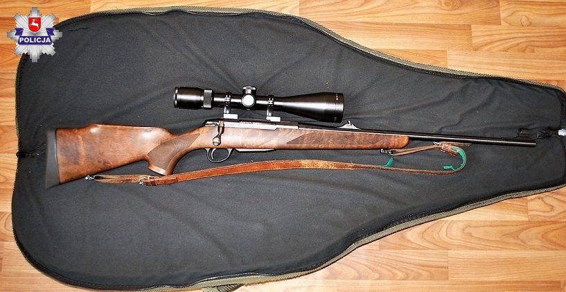 To jest broń, z której wczoraj wieczorem w okolicach Sięciaszki łukowski myśliwy polował na lisy. Fot. Arch. KPP w Łukowie