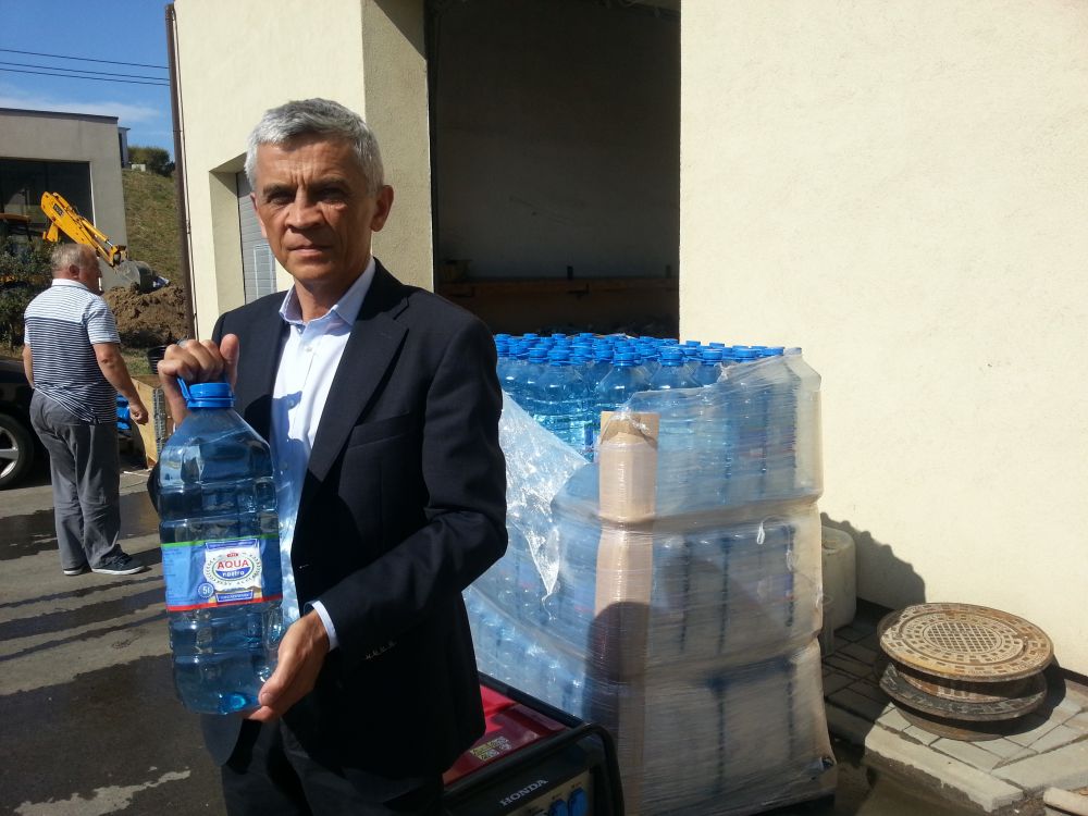 Prezes PWiK Jacek Bronisz zakupił kilka tysięcy 5-litrowych butelek wody, które rozdawane są mieszkańcom miasta. (fot. Justyna Pycka)