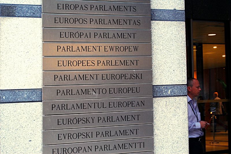 Jedno z wejść do głównego gmachu Parlamentu Europejskiego w Brukseli. Fot. PGL