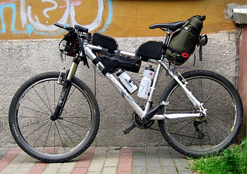 Rower z bagażem na miesięczną wyprawe w góry. Fot. R. Buczek
