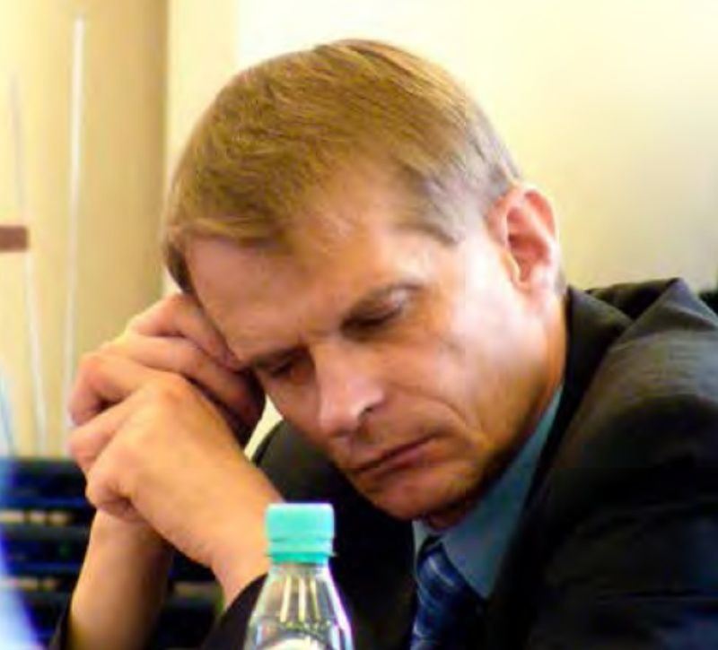 Dariusz Szustek, burmistrz Łukowa zamyślony w trakcie obrad jednej z sesji Rady Miasta. Fot. PGL