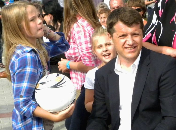 Cezary Kucharski z córkami na jednej z imprez w czasie kampanii wyborczej. Fot. PGL
