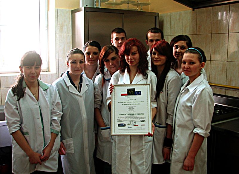 Grupa uczennic i uczniów „Rolnika”, którzy zdobywają doświadczenia zawodowe w branży gastronomicznej z otrzymanym przez swą szkołę Euro Certyfikatem. Fot. Arch. ZS3 w Łukowie