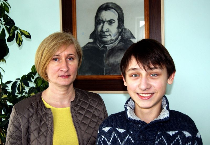 Kacper Orzeł ze swoją nauczycielka chemii, Urszulą Wojtalską. Fot. Arch. G2 w Łukowie