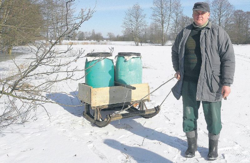 Zimą Tadeusz Rostek ciągał beczki po lodzie.