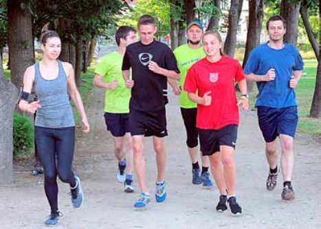 Młodzi, którzy przejęli się losem chorego dziecka, przygotowują się do udziału w 37. Maratonie Warszawskim. Biegając chcą zdobyć pieniądze na leczenie dziecka. Fot. PGL
