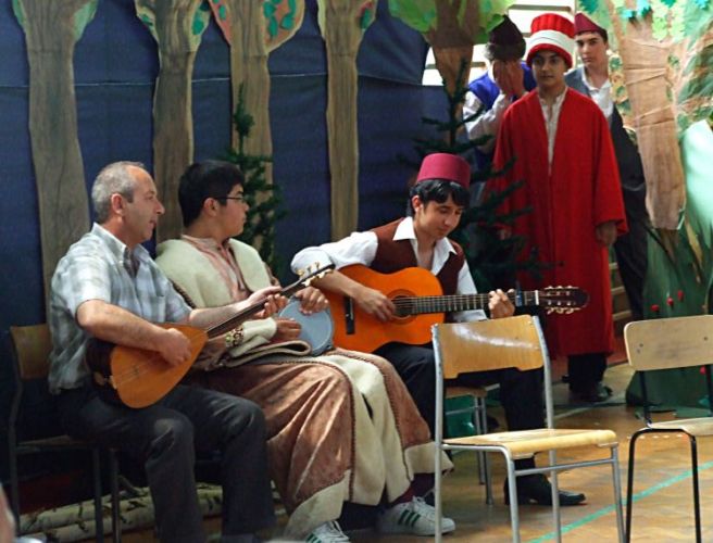 - Zespół tureckiej młodzieży szykuje się 
do występu na scenie Gimnazjum nr 2 
w Siedlcach ze sztuką „My stupid son”