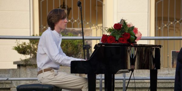 19 czerwca na skwerze przy fontannie odbył się koncert stypendialny Kacpra Jastrzębskiego. 