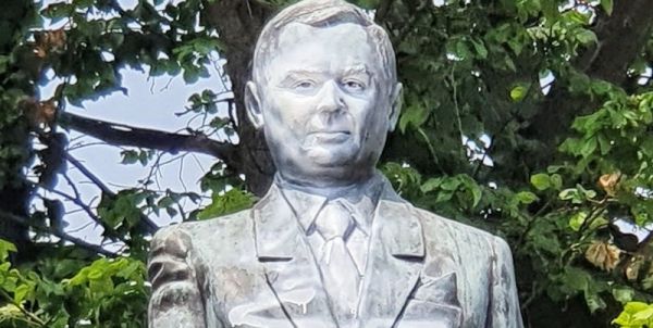 Pomnik Lecha Kaczyńskiego pomazany farbą fot. Aga Król