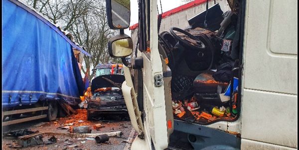 W Maciejowicach zderzyły się dwa samochody ciężarowe i osobówka. Fot. Aga Król