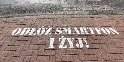 Odłóż smartfon i żyj! - napisy przed przejściami dla pieszych