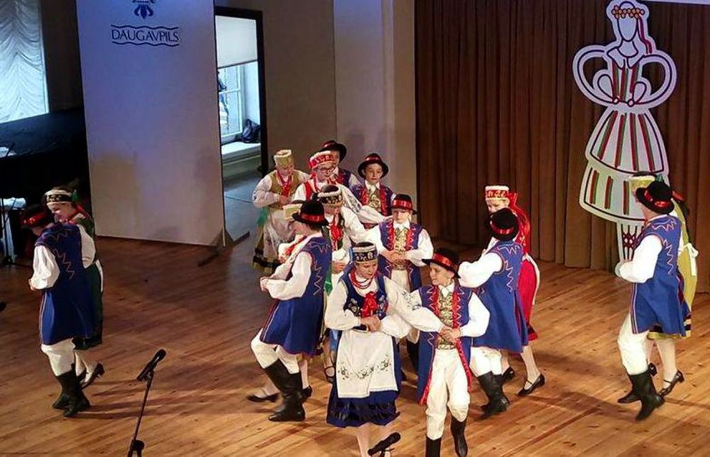 „Łukowiacy” prezentuja na Łotwie kaszubskie tańce. Fot. Arch. ZPiTZŁ „Łukowiacy”